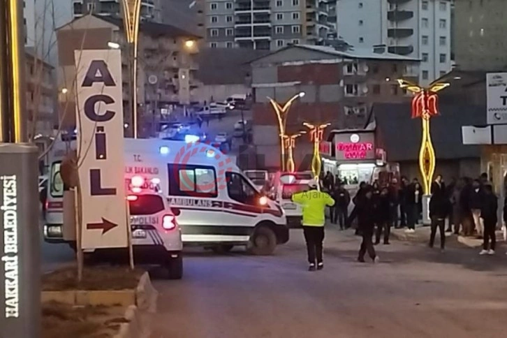 Hakkari'de 1 kişinin ağır yaralandığı silahlı kavga sonrası arbede yaşandı, o anlar kamerada