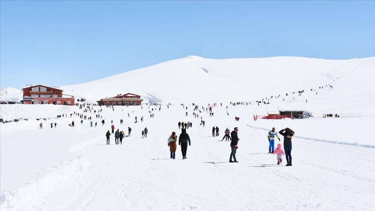 Hakkari'de 2 bin 800 rakımlı Merga Bütan Kayak Merkezi'nde hafta sonu yoğunluğu