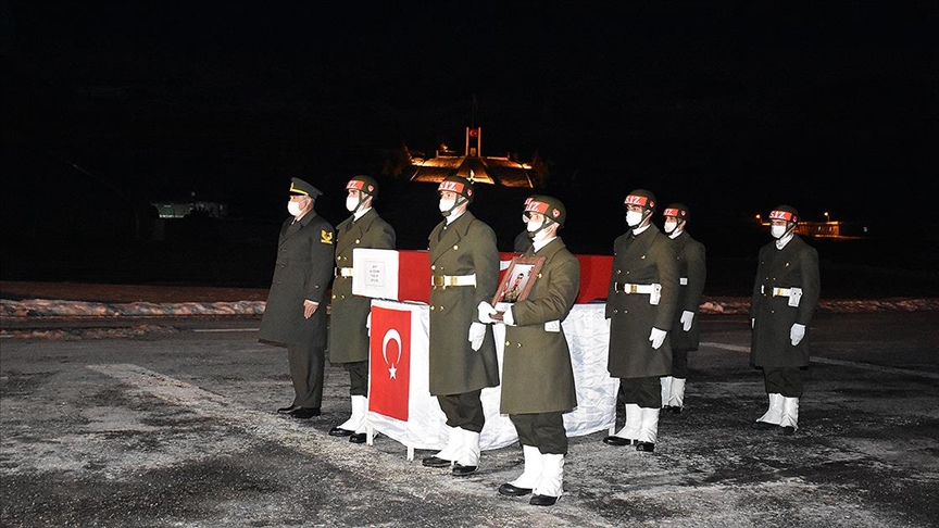 Hakkari'de çığ düşmesi sonucu şehit olan askerin naaşı törenle memleketine uğurlandı