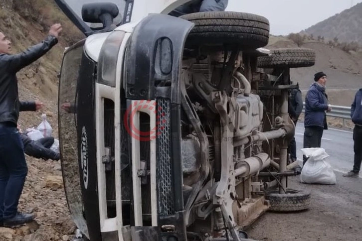 Hakkari’de minibüs yan yattı: 5 yaralı