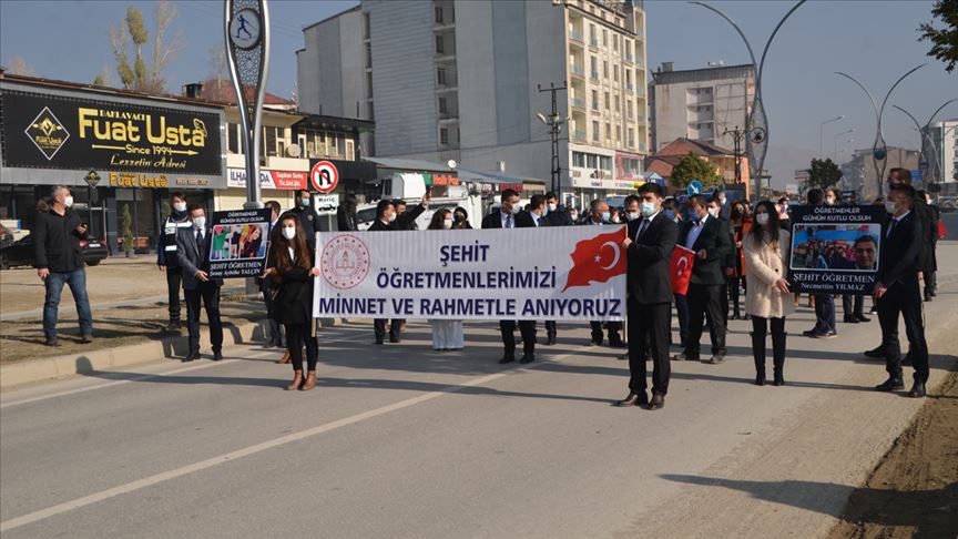 Hakkari’de öğretmenler, şehit meslektaşları için yürüdü