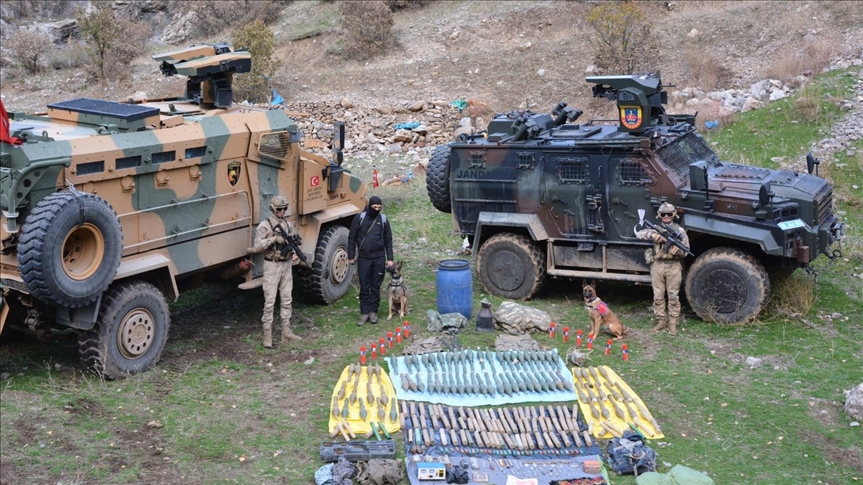 Hakkari'de tespit edilen sığınaklarda mühimmat, patlayıcı ve çeşitli malzemeler ele geçirildi