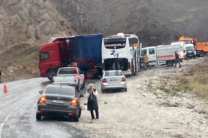 Hakkari'de trafik kazası: 3 ölü, 3 yaralı