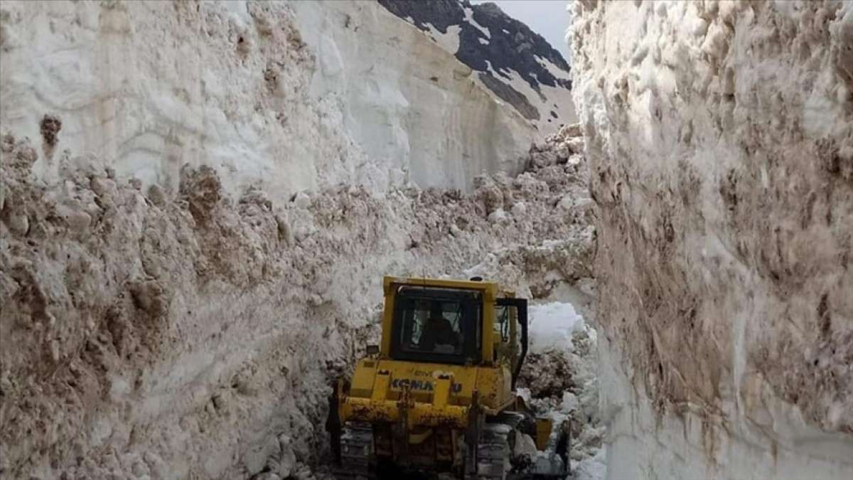 Hakkari'nin yüksek kesimlerinde karla mücadele çalışmaları mayısın son günlerinde de sürüyor