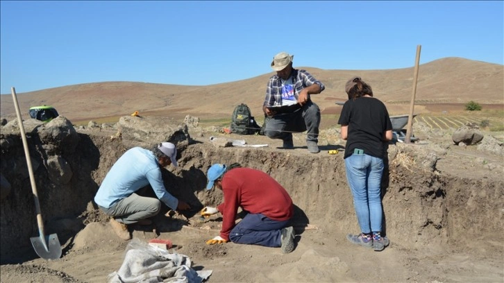 Hamaç Höyük'te Orta Çağ dönemine ait nekropole rastlandı