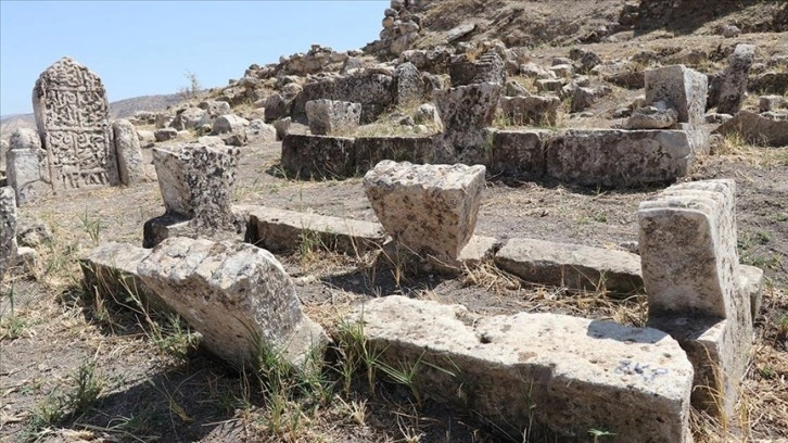 Hasankeyf'teki ters üçgen süslemeli mezar taşlarının ilçeye özgü olduğu düşünülüyor