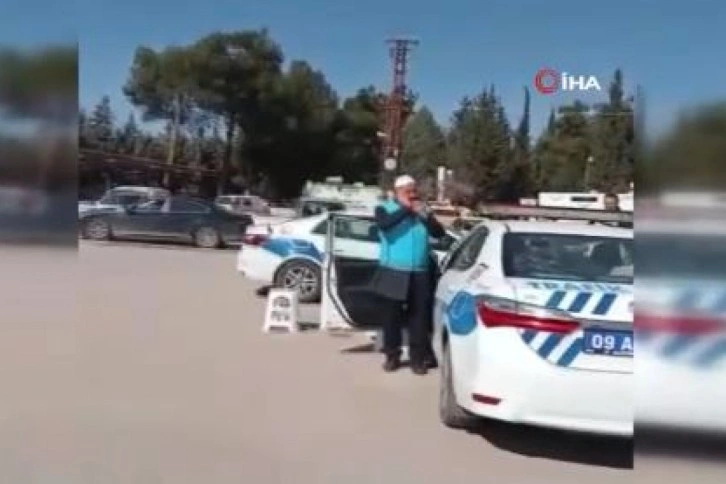 Hasarlı caminin müezzini, ezanı polis aracından okudu