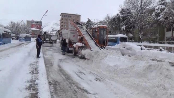 Hasta karla kaplı yollar aşılarak hastaneye götürüldü