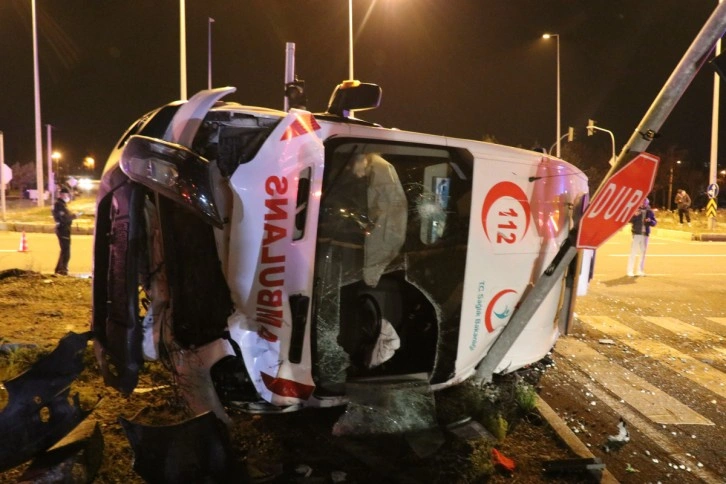 Hasta taşıyan ambulans otomobille çarpıştı: 5 yaralı