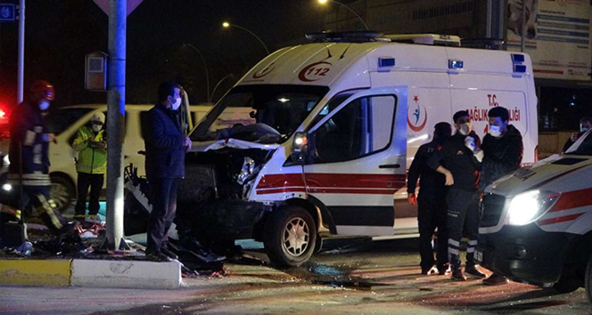 Hasta taşıyan ambulans ve otomobil çarpıştı: 7 yaralı