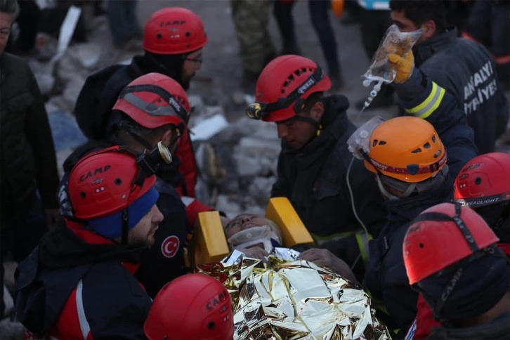 Hatay’da abla kardeş 86’ıncı saatte enkazdan sağ çıkarıldı