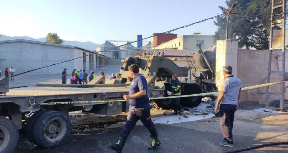 Hatay'da askeri araç fabrikanın duvarına çarpıp alev aldı: 2 ölü