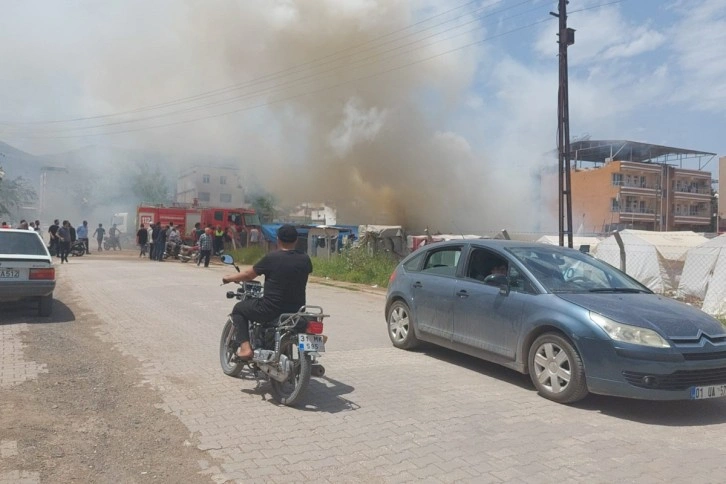 Hatay'da çadırda çıkan yangın araçlara da sıçradı