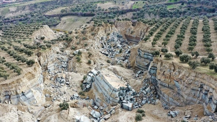 Hatay'da depremde oluşan yarık havadan görüntülendi