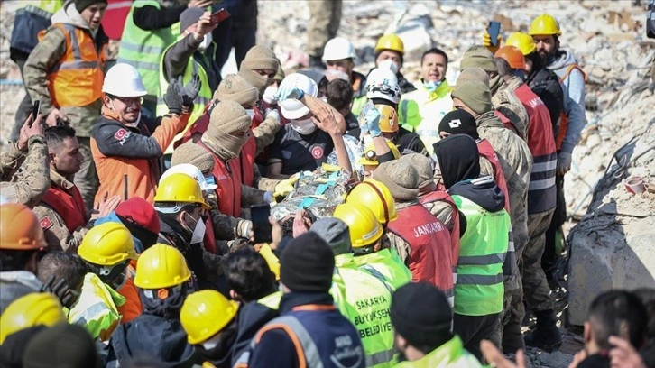 Hatay'da depremin 128. saatinde 13 yaşındaki çocuk, enkazdan sağ çıkarıldı