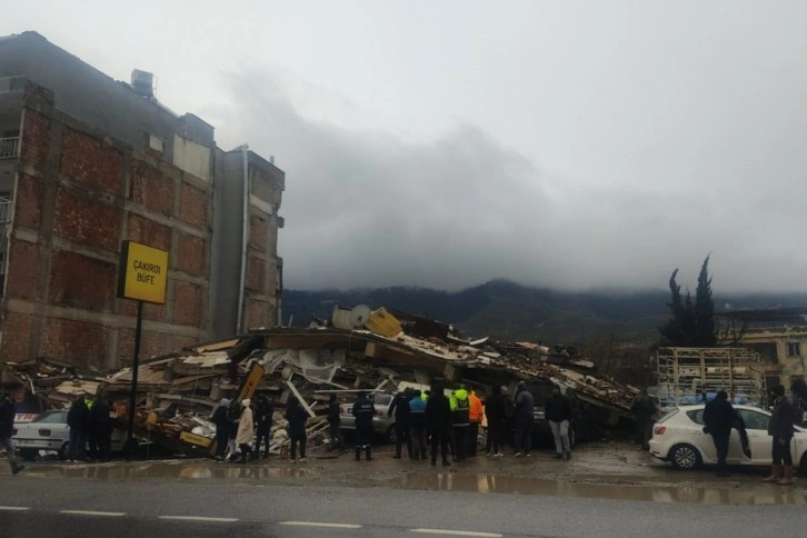 Hatay'da depremin yıkımı gün ağarınca ortaya çıktı