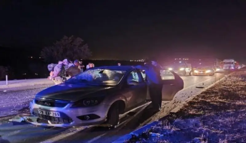 Hatay'da devrilen otomobildeki 3 kişi yaralandı