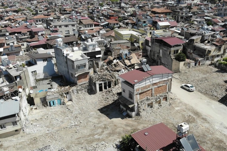 Hatay’da enkazların gölgesinde bayram hazırlığı