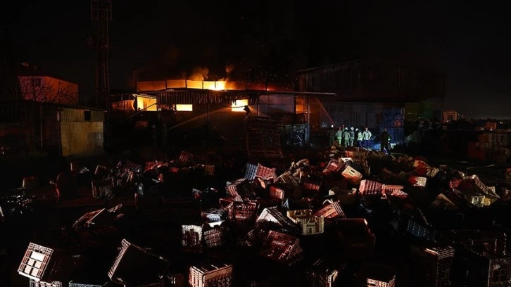 Hatay'da narenciye soğuk hava deposunda çıkan yangın kontrol altına alındı