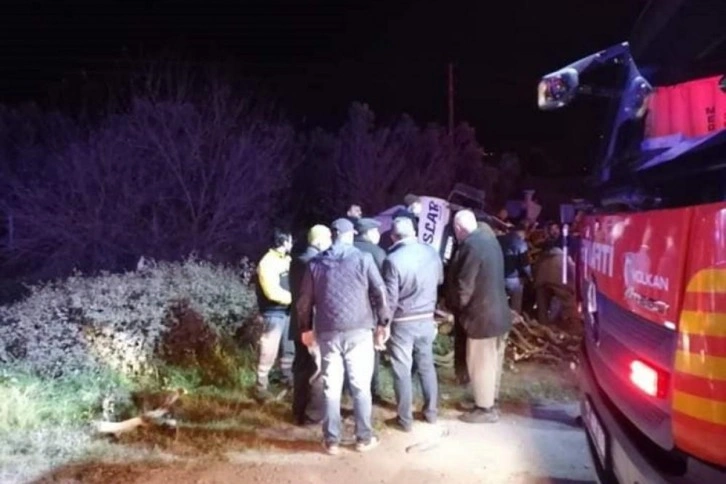 Hatay’da tır, traktöre çarptı! Sıkışan sürücü kurtarıldı