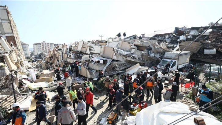 Hatay'da yıkılan rezidansın müteahhidi yurt dışına çıkmaya çalışırken yakalandı