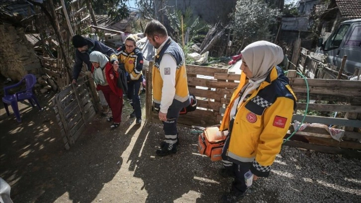 Hatay'ın kırsal mahallelerini 100 ambulansla gezerek sağlık hizmeti veriyorlar