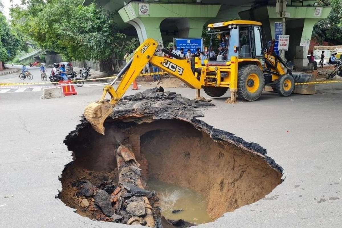 Hindistan'da yol ortasında oluşan dev düden korkuttu