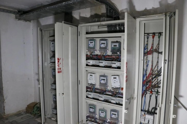 Hırsız apartmanın elektrik panosundaki kabloları çaldı, apartmanın bütün elektriği kesildi