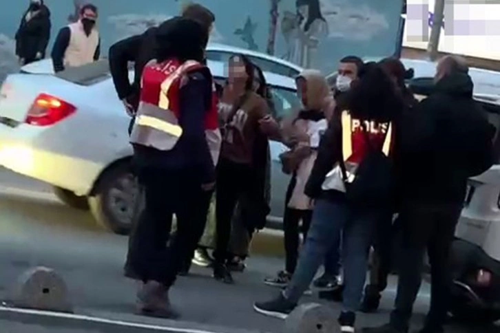 Hırsızlık yaptılar, yakalanınca soyunup cam parçası ile polise saldırdılar