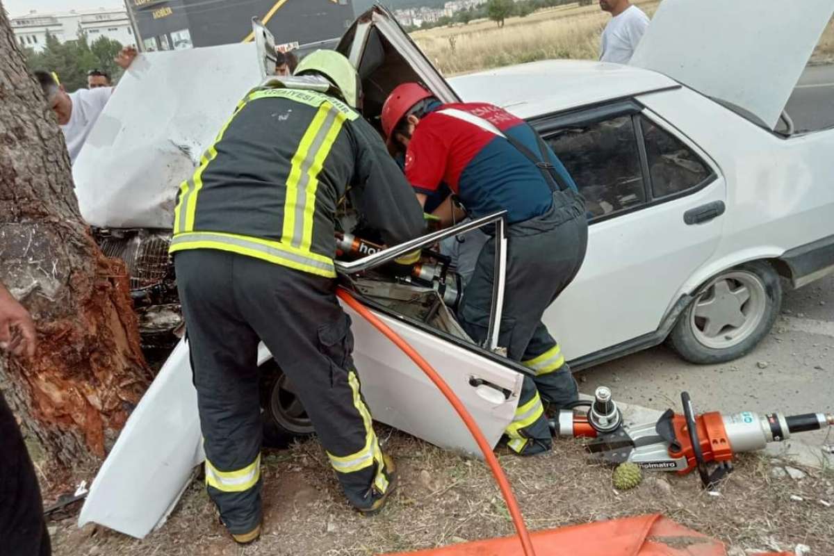 Hurdaya dönen otomobilde sıkışan sürücü ve yolcu yaralı olarak kurtarıldı