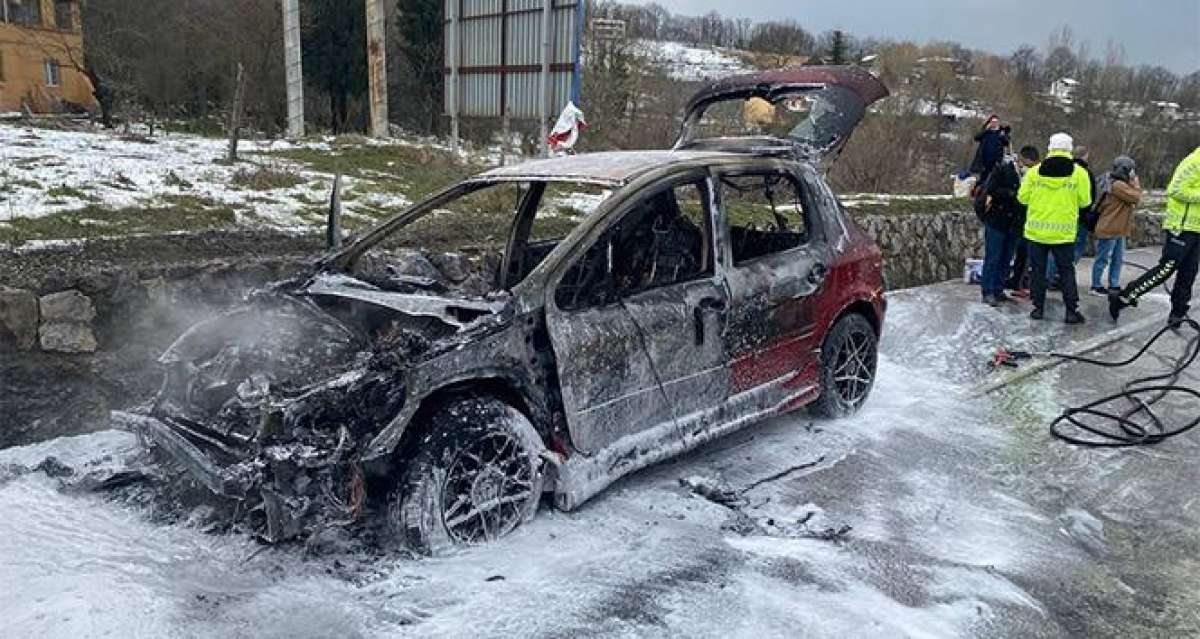 İçinde beş kişinin bulunduğu otomobil alev alev yandı