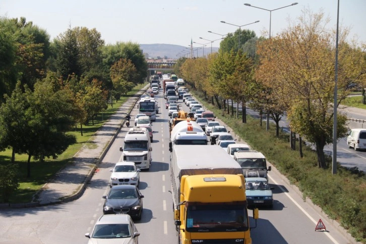 İçinde hasta bulunan ambulansa otomobil çarptı