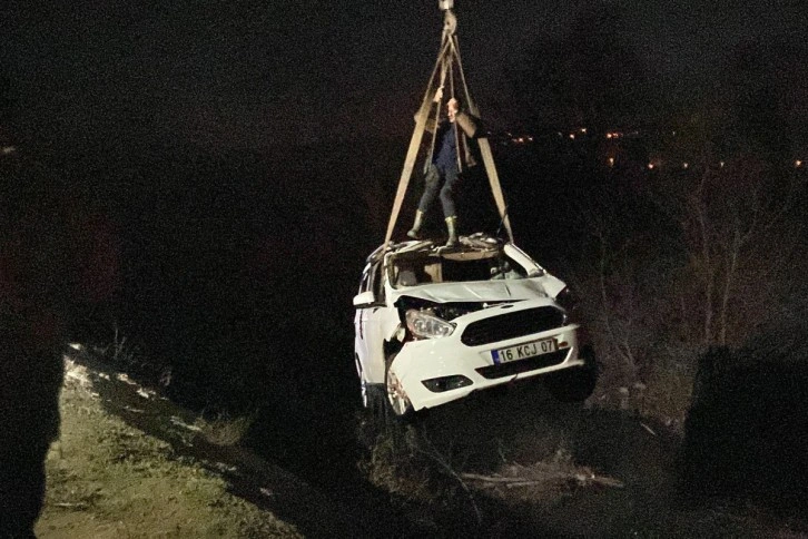 İçinde kadınların olduğu araç dereye uçtu; 2 yaralı