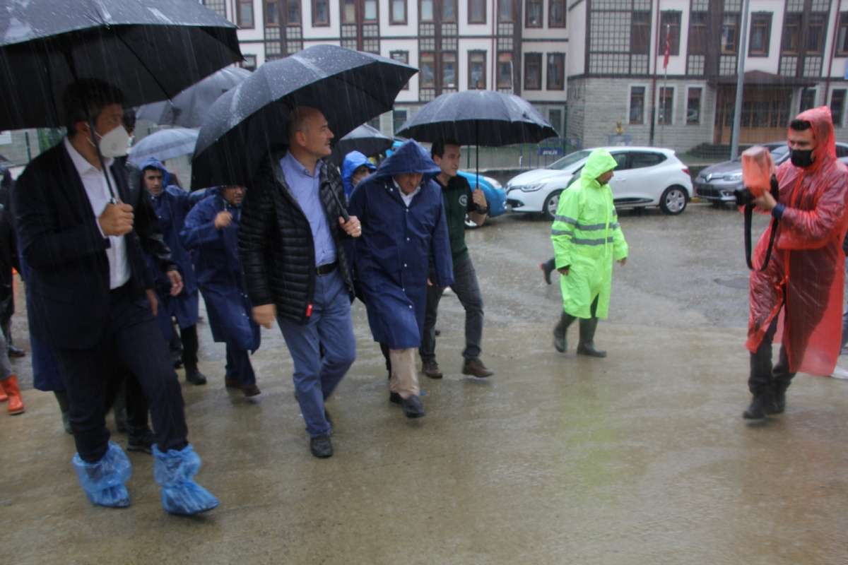 İçişleri Bakanı Süleyman Soylu Güneysu'daki afet bölgesinde incelemelerde bulundu