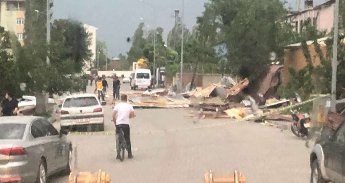 Iğdır'da fırtına ev ve iş yerlerinin çatılarını uçurdu