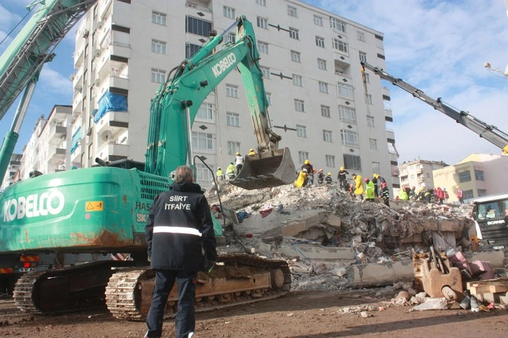 İhsami Apartmanı'ndan 27 yaralı, 19 cansız beden çıkartıldı