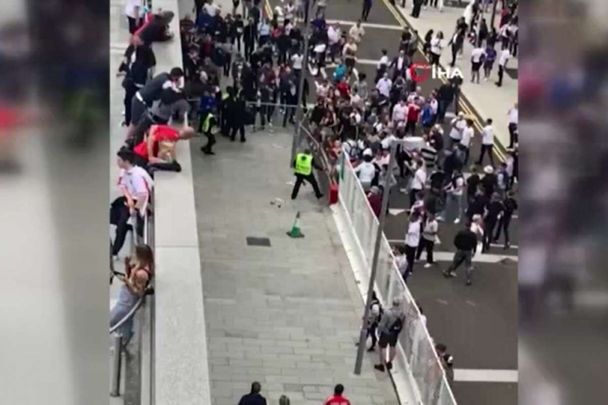 İngiliz taraftarlar, Wembley Stadyumunu bastı