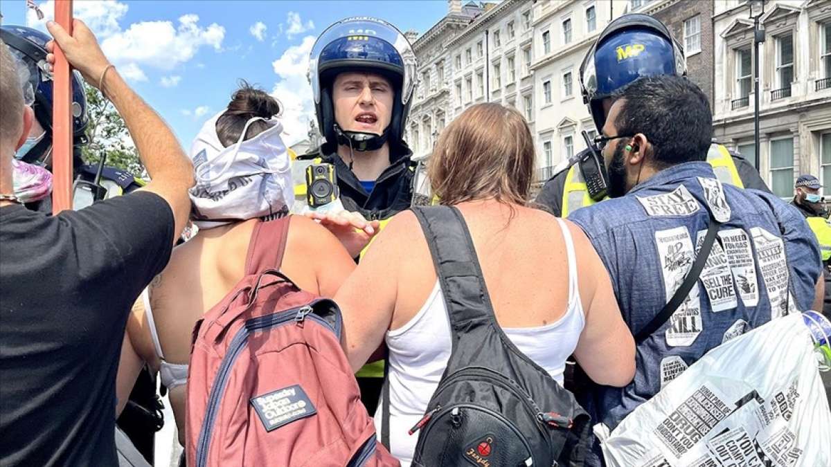 İngiltere'de Kovid-19 aşısı ve karantina karşıtlarının gösterisine polis müdahale etti