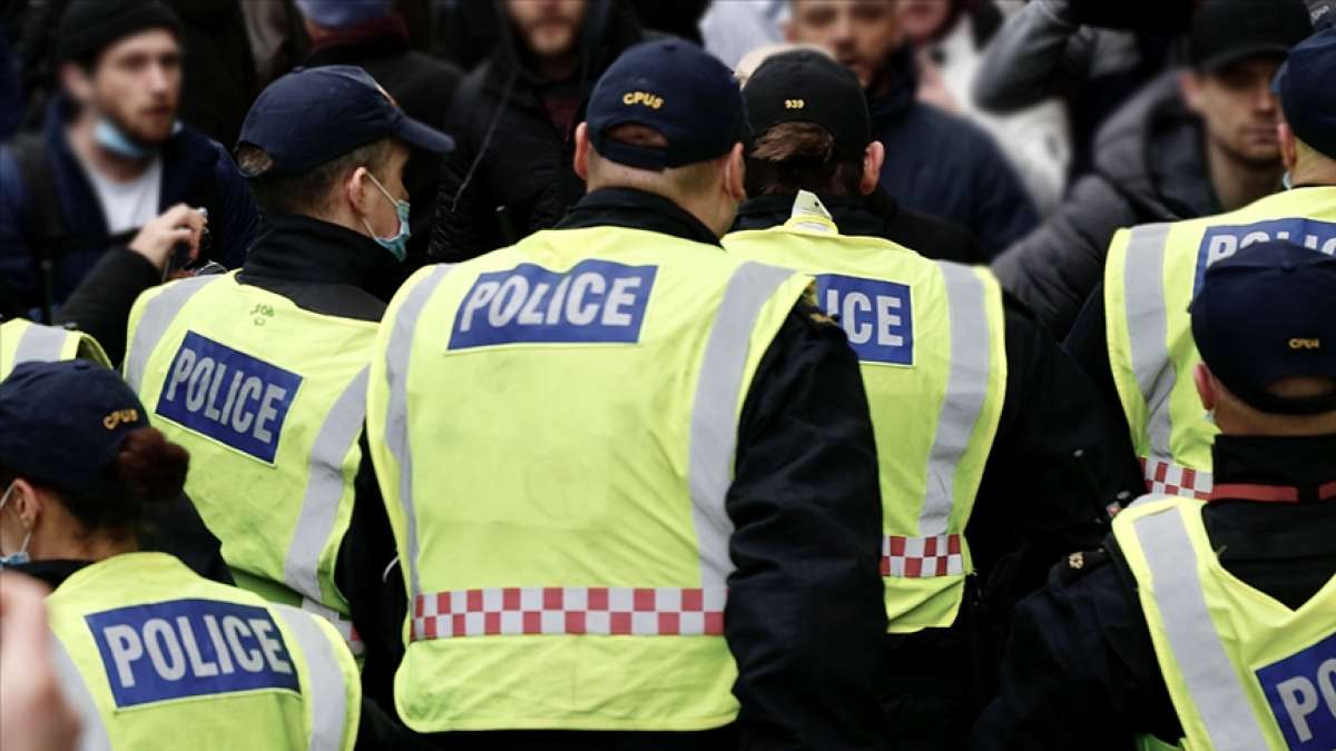 İngiltere'nin Bristol kentinde eylemciler polis karakoluna saldırdı