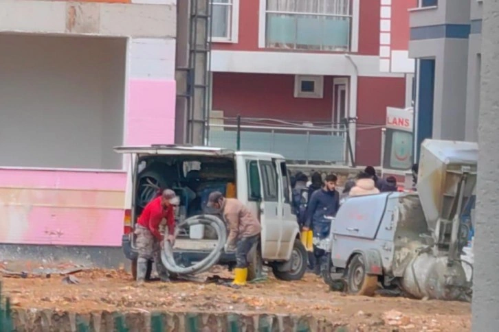 İnşaattan kardeşinin üzerine düştü..Tedavisi devam ediyor