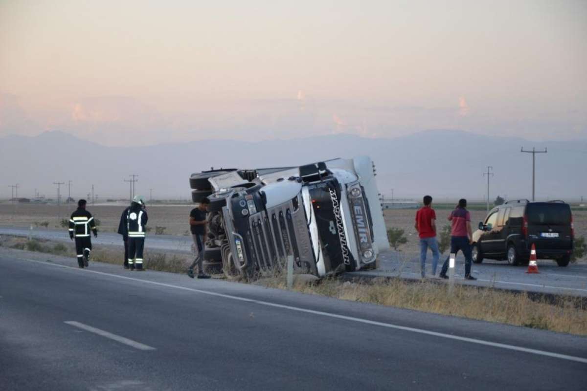 İplik yüklü tır devrildi, sürücüsü yara almadan kurtuldu