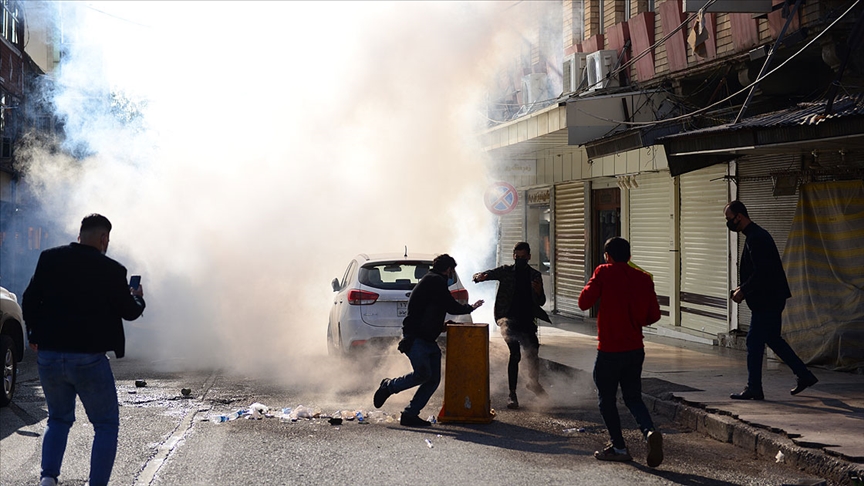 Irak'ın Süleymaniye kentinde protestocular siyasi parti binalarını ateşe verdi