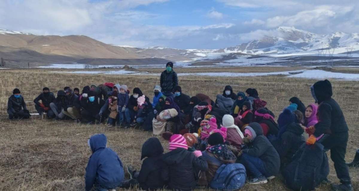 İran'a geçmek isteyen 59 düzensiz göçmen yakalandı