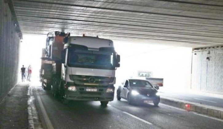 İş makinesi yüklü TIR, alt geçitte sıkıştı