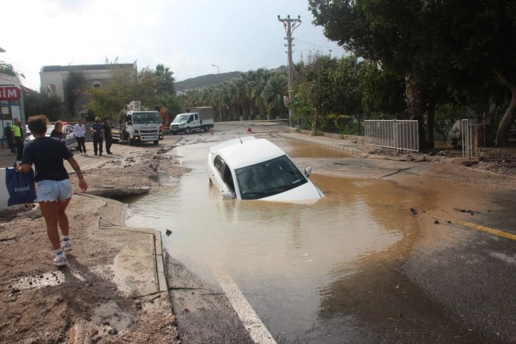 İsale hattı patladı, çukura otomobil düştü