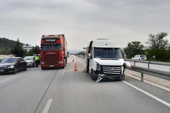 İşçi servisi ile otomobil çarpıştı: 8 yaralı