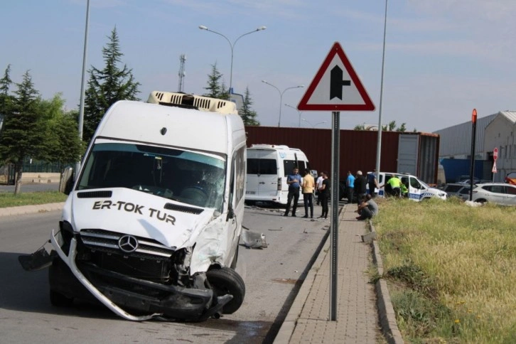 İşçi servisleri çarpıştı: 7 yaralı