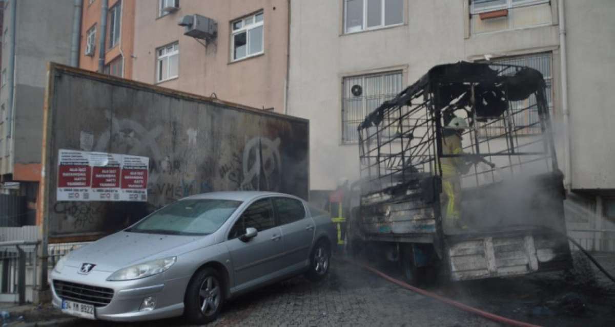 Isınmak için yakılan ateşte 1 kamyonet küle döndü, 2 otomobil hasar gördü