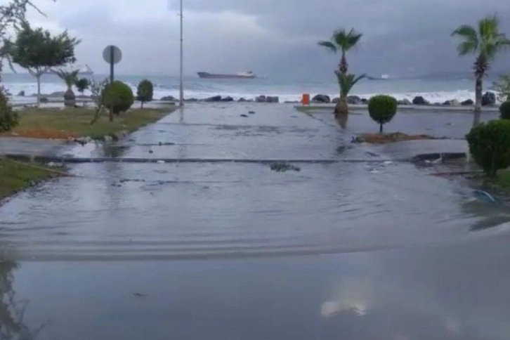 İskenderun’da deniz taştı