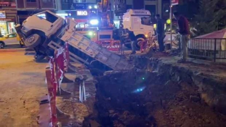 İSKİ çalışmasında yol çöktü, hafriyat kamyonu çukura düştü